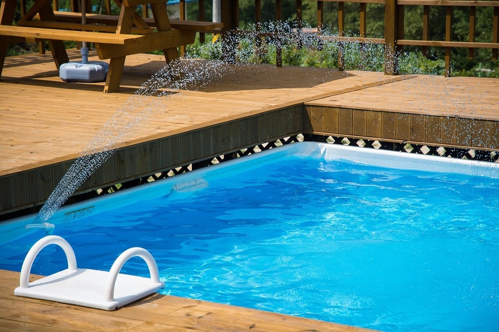 Les avantages d'une piscine en bois enterrée pour un extérieur raffiné